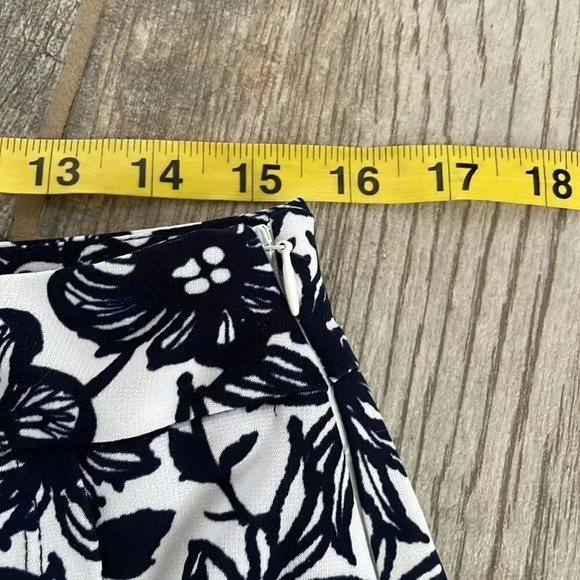 The Limited stretch wrap mini skirt White w/ navy floral print Women’s size 10 - Picture 7 of 13
